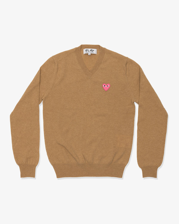 CDG PLAY - Top Worsted Yarn Lambswool Jersey V-Neck Sweater with Pink Emblem - (Top Light Camel)