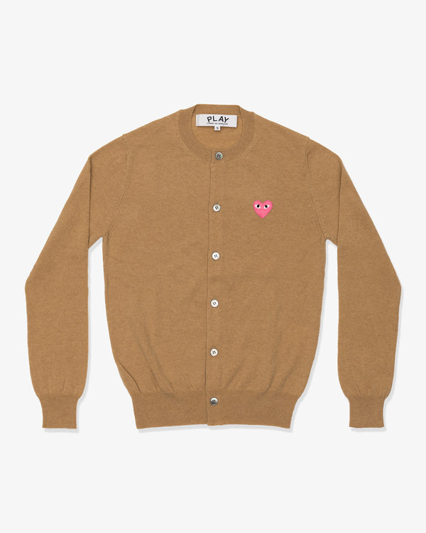 CDG PLAY - Top Worsted Yarn Lambswool Jersey Round Neck Cardigan with Pink Emblem - (Top Light Camel)