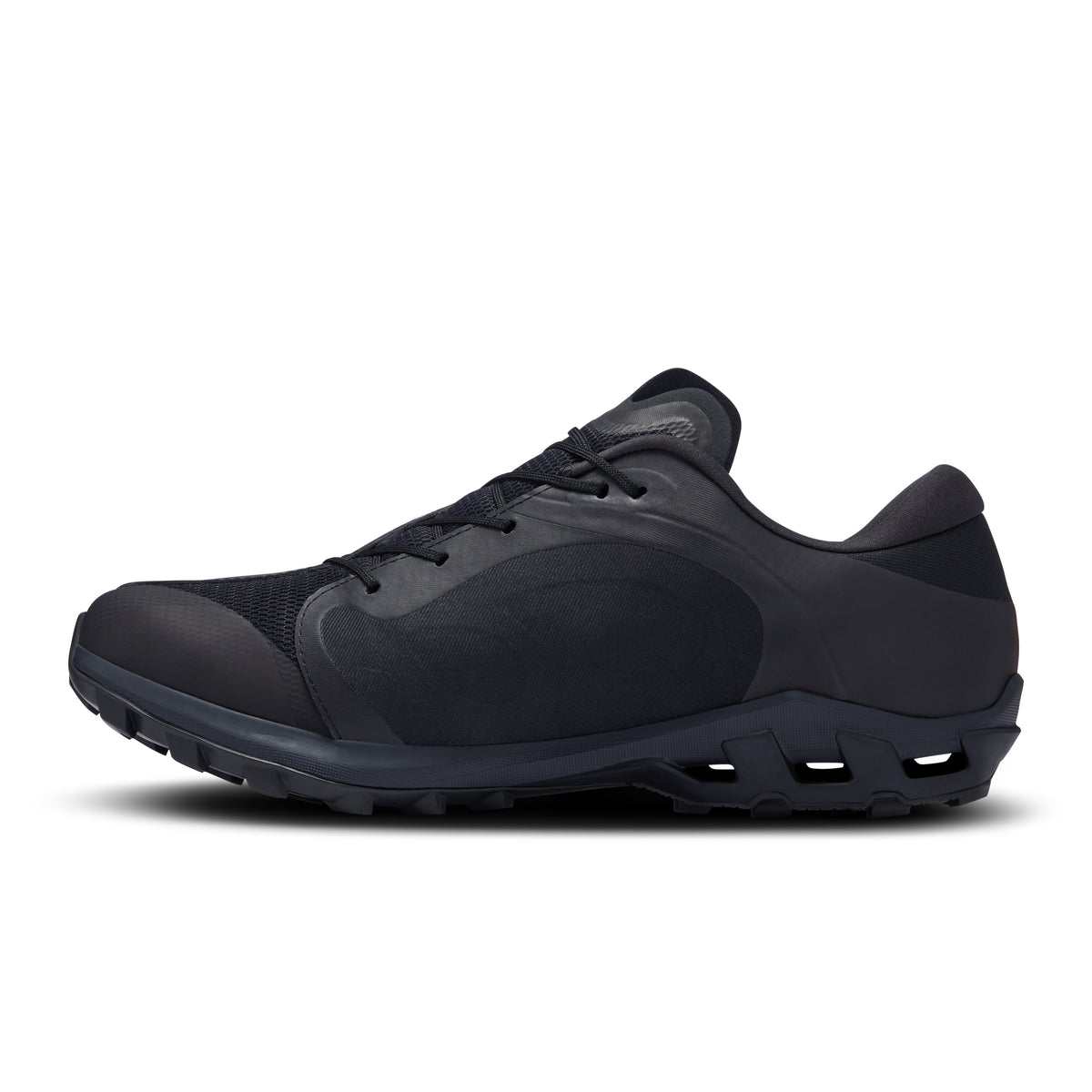 ON RUNNING: Cloudventure Peak Paf 1 M (All Blac) | DSMG E-SHOP