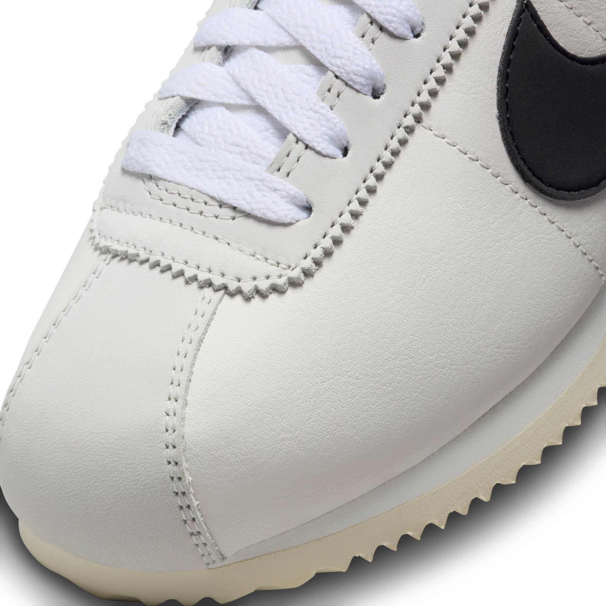 NIKE - W Nike Cortez Se - (Phantom/Black-Lt Bone-Coconut Milk-Sail