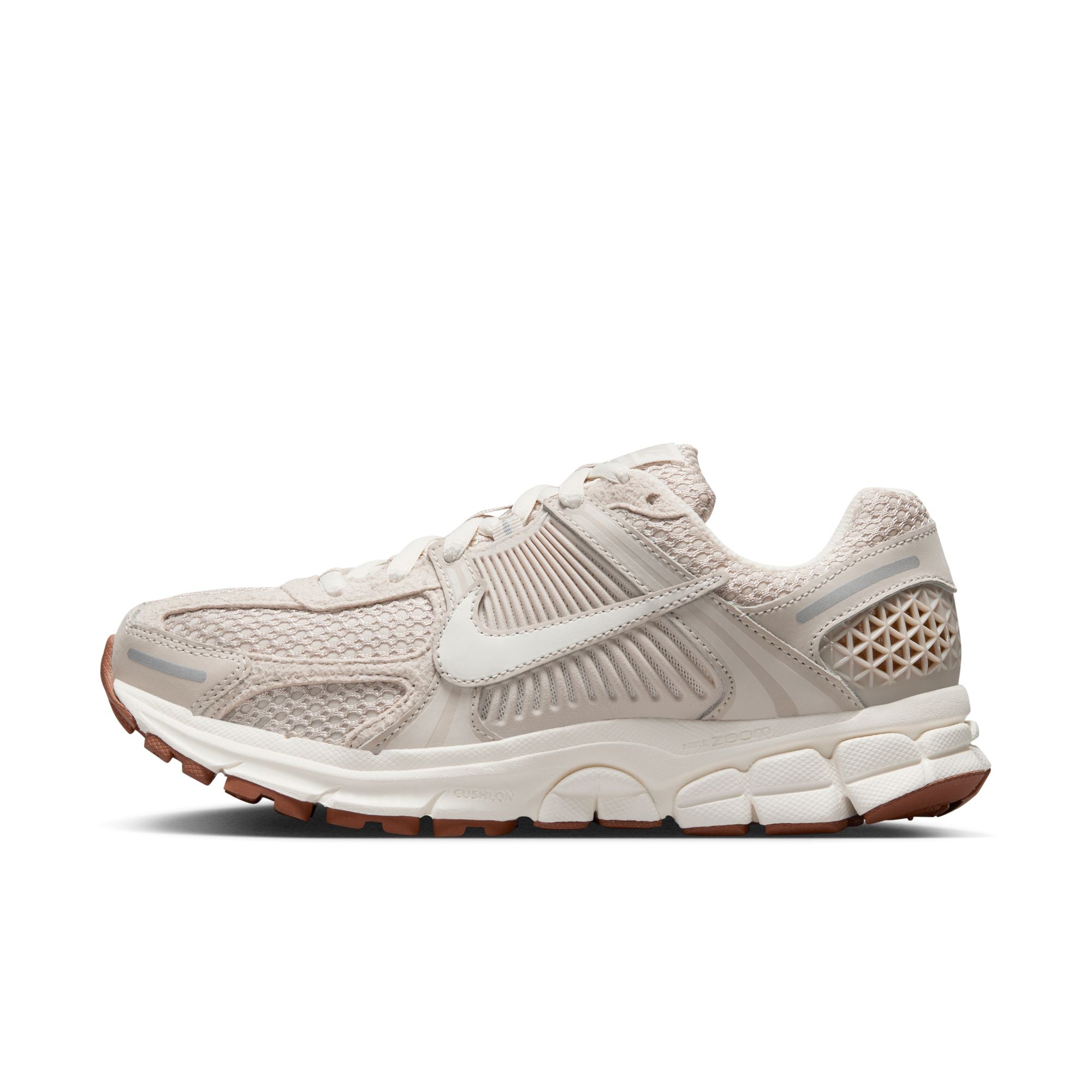 NIKE - W Nike Zoom Vomero 5 - (Lt Orewood Brn/Sail-Mtlc Silve)