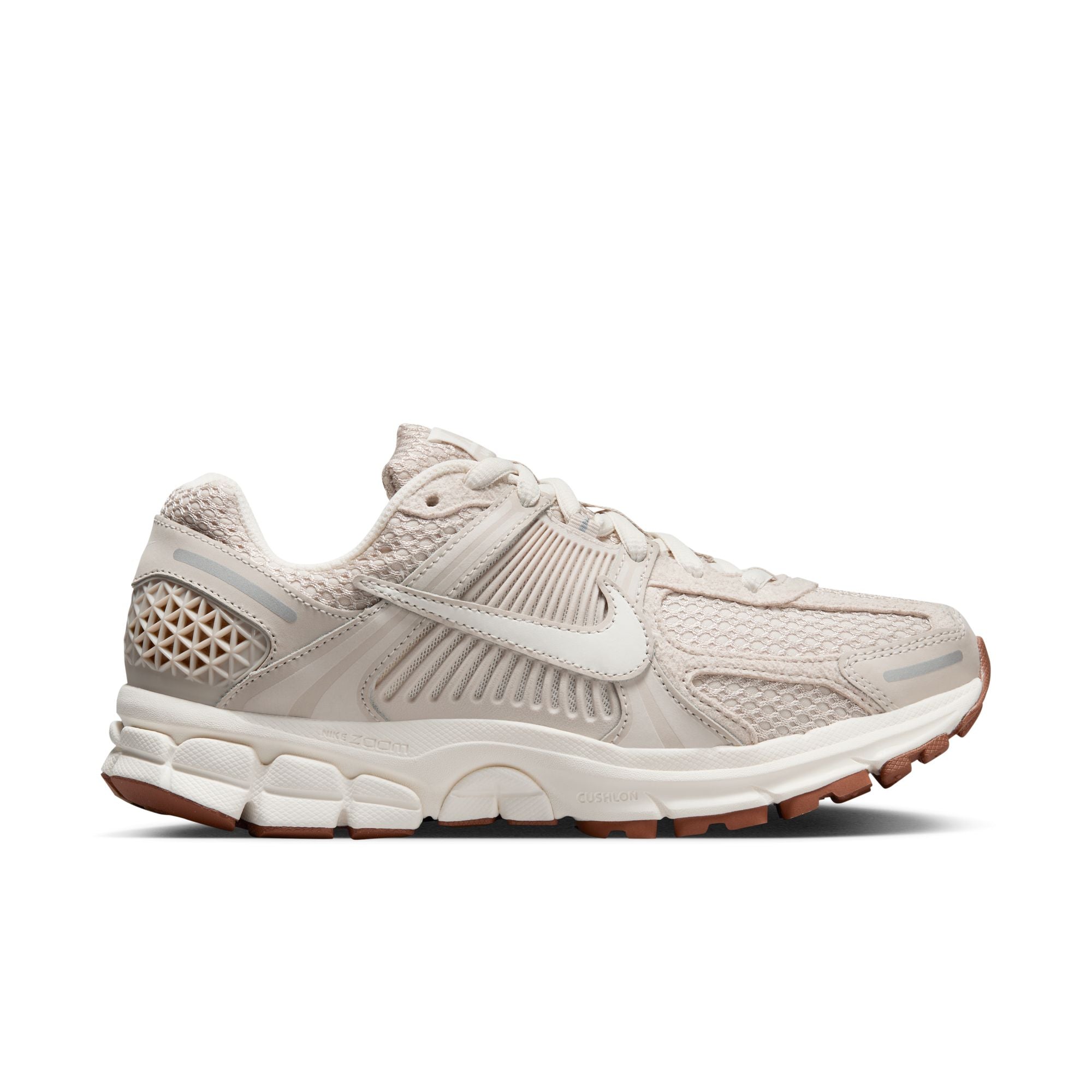 NIKE - W Nike Zoom Vomero 5 - (Lt Orewood Brn/Sail-Mtlc Silve)